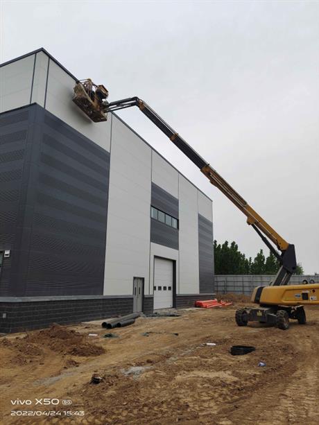 洛陽廠房升降機高空作業(yè)施工